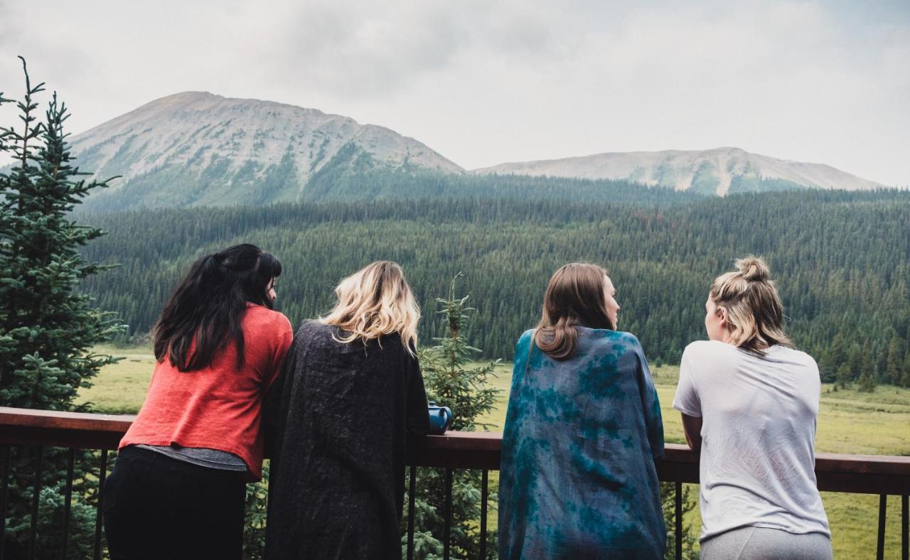 Mount Engadine Lodge Кананаскис-Вилледж Экстерьер фото